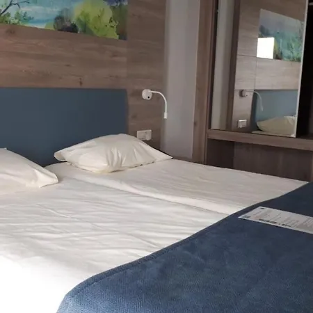Aparthotel Karousos *